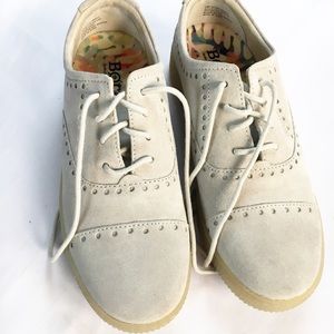 Born khaki shoes
